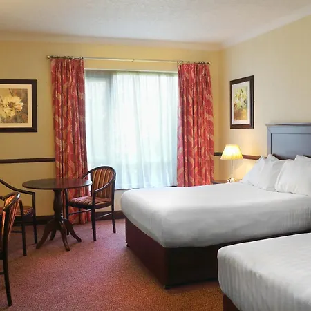 فندق Seven Oaks With Heated Indoor Pool And Fitness Centre Town 4*