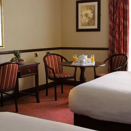 فندق Seven Oaks With Heated Indoor Pool And Fitness Centre Town