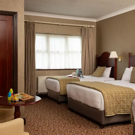 Seven Oaks With Heated Indoor Pool And Fitness Centre Town 4* カーロー
