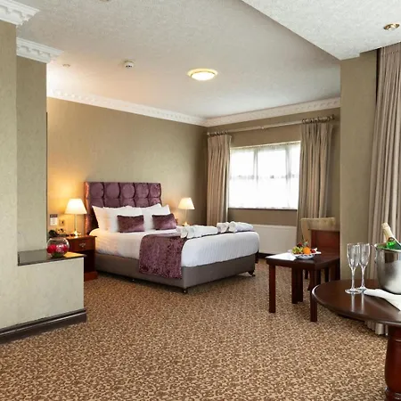 Otel Seven Oaks With Heated Indoor Pool And Fitness Centre Town