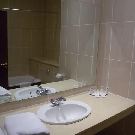 Ξενοδοχείο Seven Oaks With Heated Indoor Pool And Fitness Centre Town 4*