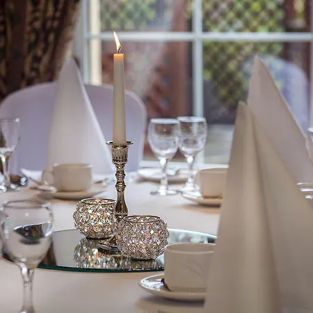 Otel Seven Oaks With Heated Indoor Pool And Fitness Centre Town
