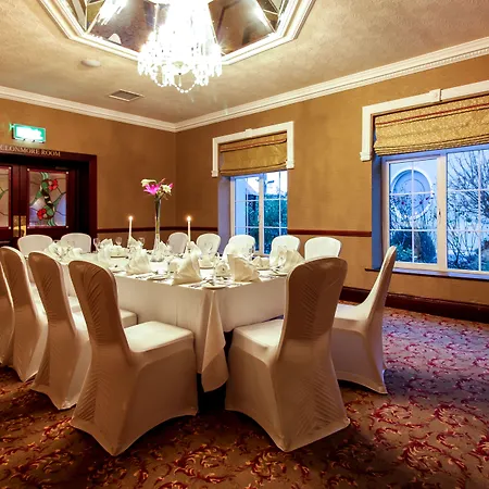 ホテル Seven Oaks With Heated Indoor Pool And Fitness Centre Town 4*