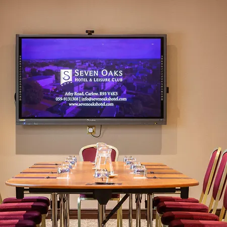 ホテル Seven Oaks With Heated Indoor Pool And Fitness Centre Town 4*