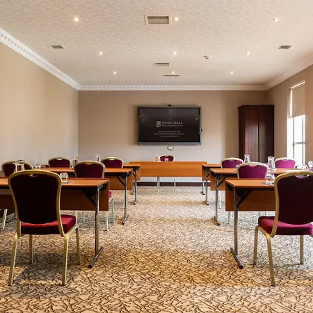 Seven Oaks With Heated Indoor Pool And Fitness Centre Town ホテル カーロー