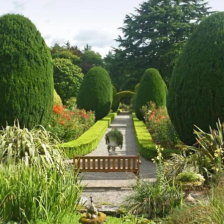Hotel Seven Oaks 4*