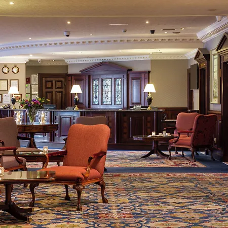 ホテル Seven Oaks With Heated Indoor Pool And Fitness Centre Town カーロー