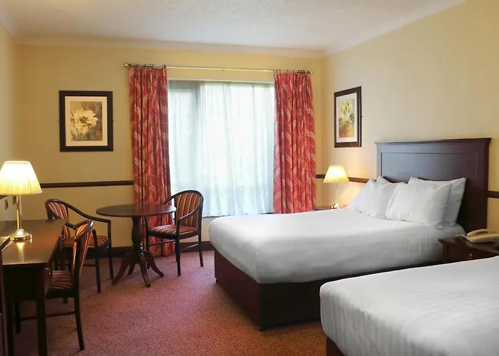 מלון Seven Oaks 4*