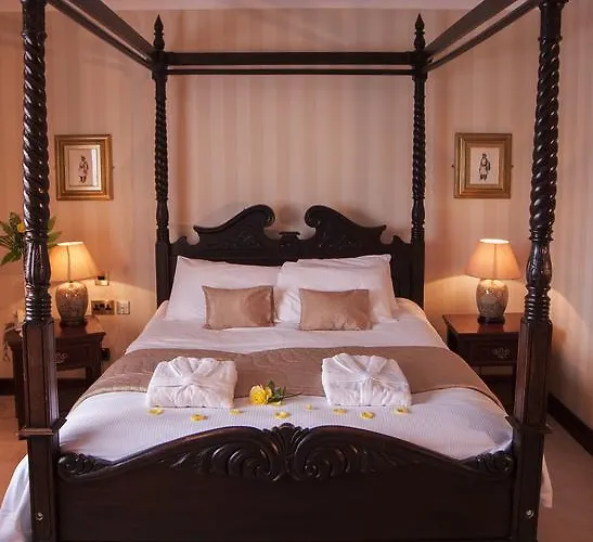 ホテル Seven Oaks カーロー