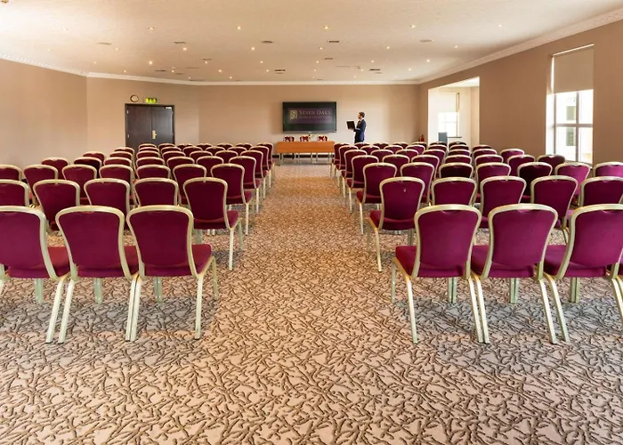 Seven Oaks מלון 4*