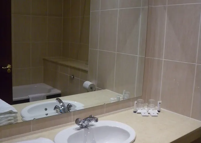 מלון Seven Oaks 4*