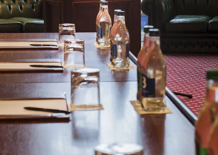 Seven Oaks מלון 4*