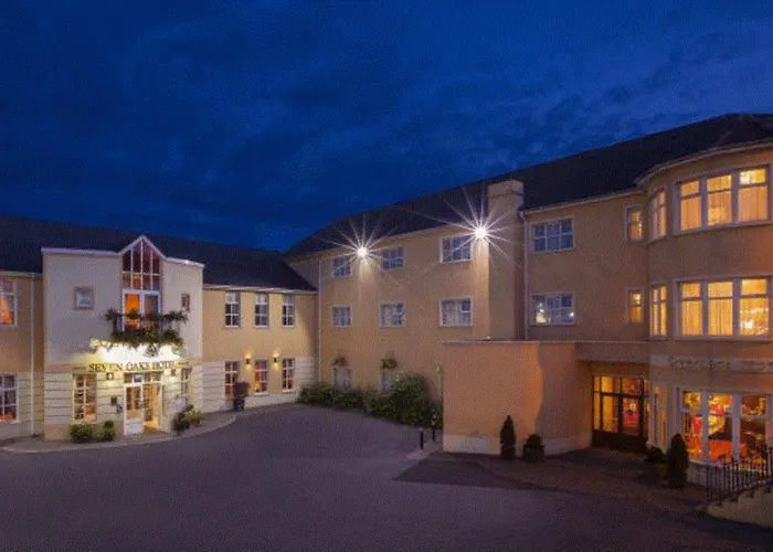 Seven Oaks מלון 4*