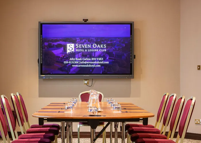 מלון Seven Oaks 4*